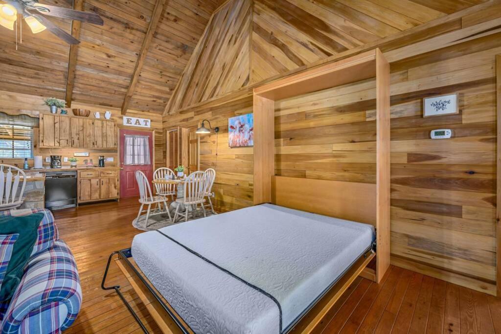 Beautiful View! Log Cabin,Fireplace,Hot Tub,Arcade,Pool,Fishing Sevierville Exterior photo