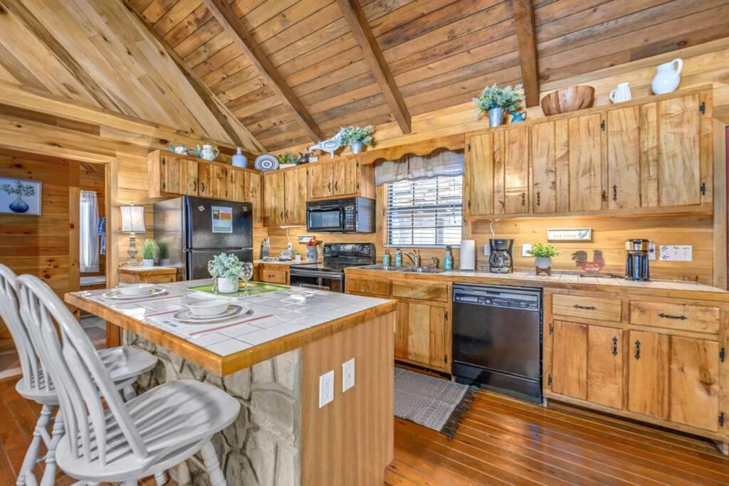 Beautiful View! Log Cabin,Fireplace,Hot Tub,Arcade,Pool,Fishing Sevierville Exterior photo