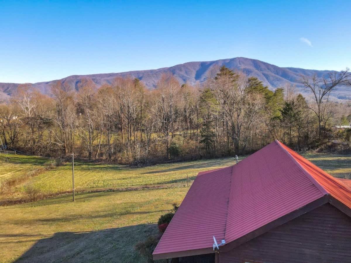 Beautiful View! Log Cabin,Fireplace,Hot Tub,Arcade,Pool,Fishing Sevierville Exterior photo