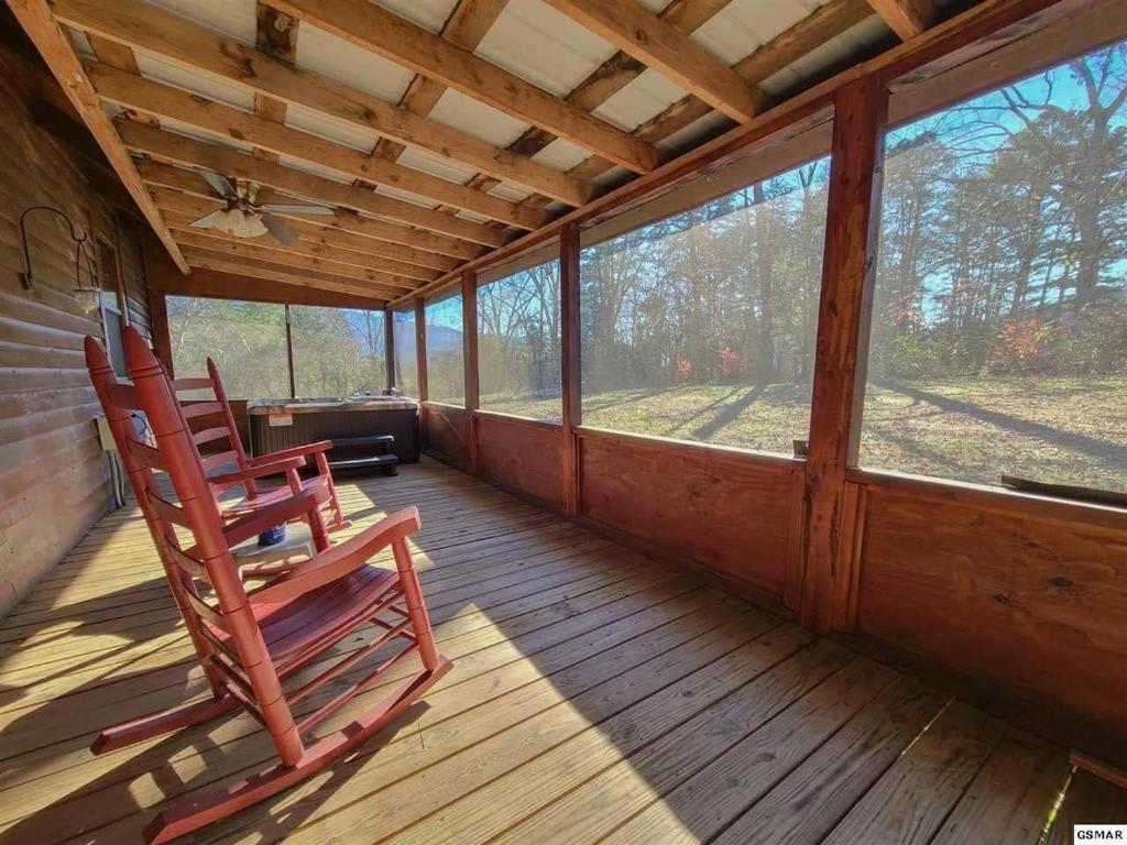 Beautiful View! Log Cabin,Fireplace,Hot Tub,Arcade,Pool,Fishing Sevierville Exterior photo