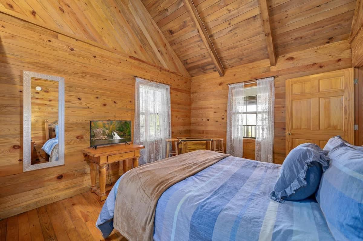 Beautiful View! Log Cabin,Fireplace,Hot Tub,Arcade,Pool,Fishing Sevierville Exterior photo