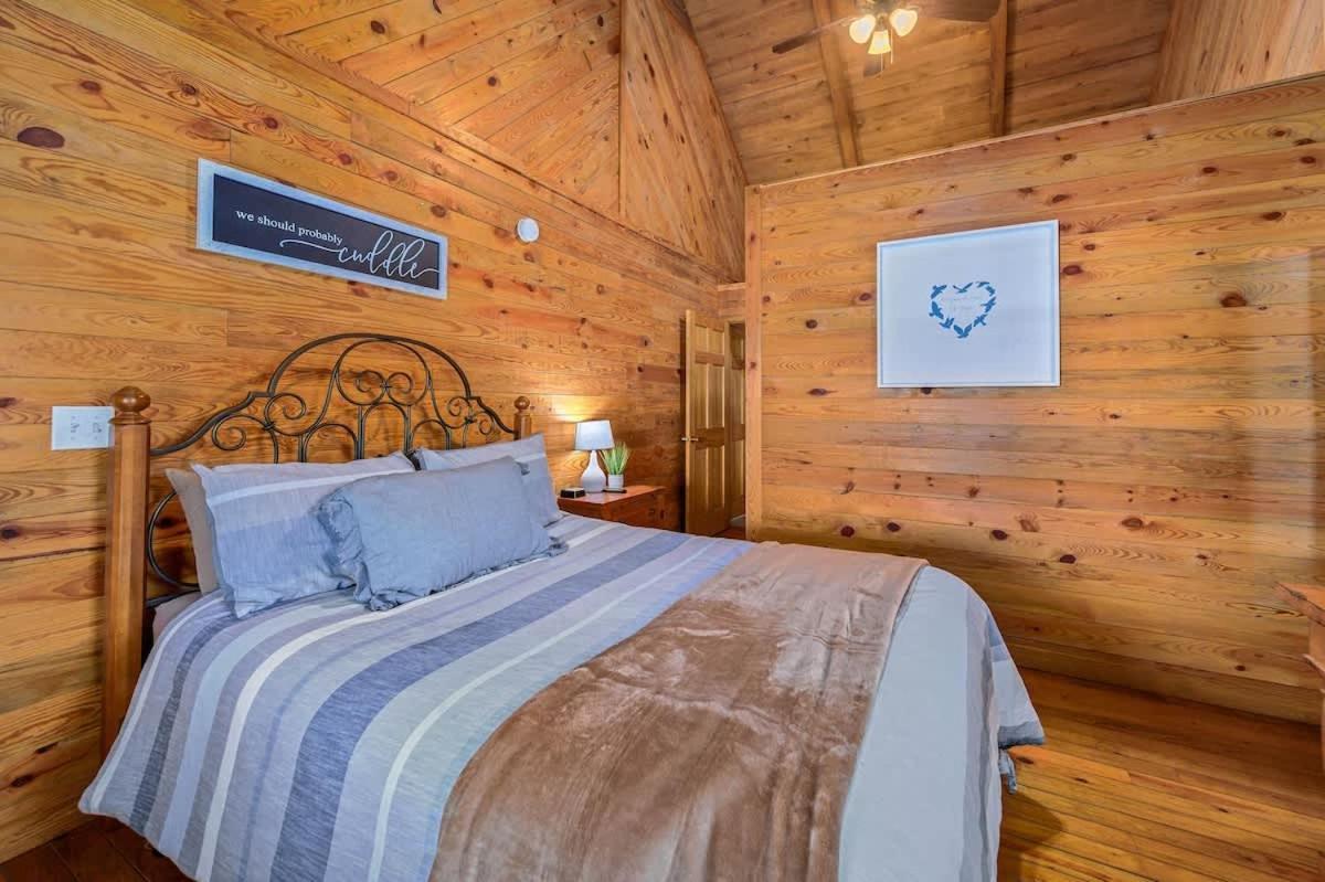 Beautiful View! Log Cabin,Fireplace,Hot Tub,Arcade,Pool,Fishing Sevierville Exterior photo