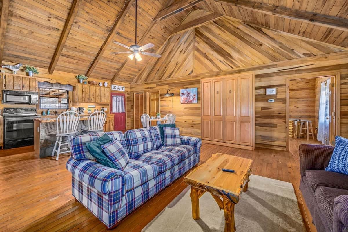Beautiful View! Log Cabin,Fireplace,Hot Tub,Arcade,Pool,Fishing Sevierville Exterior photo