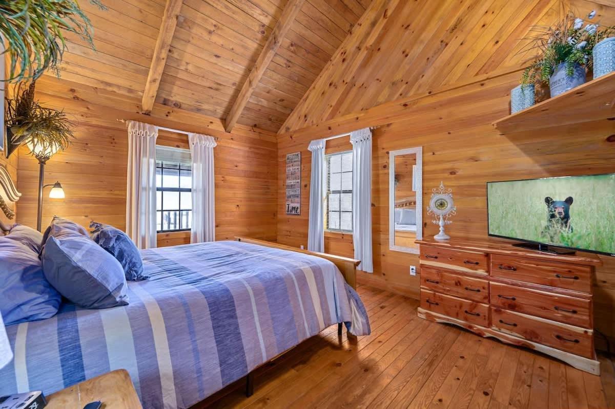 Beautiful View! Log Cabin,Fireplace,Hot Tub,Arcade,Pool,Fishing Sevierville Exterior photo