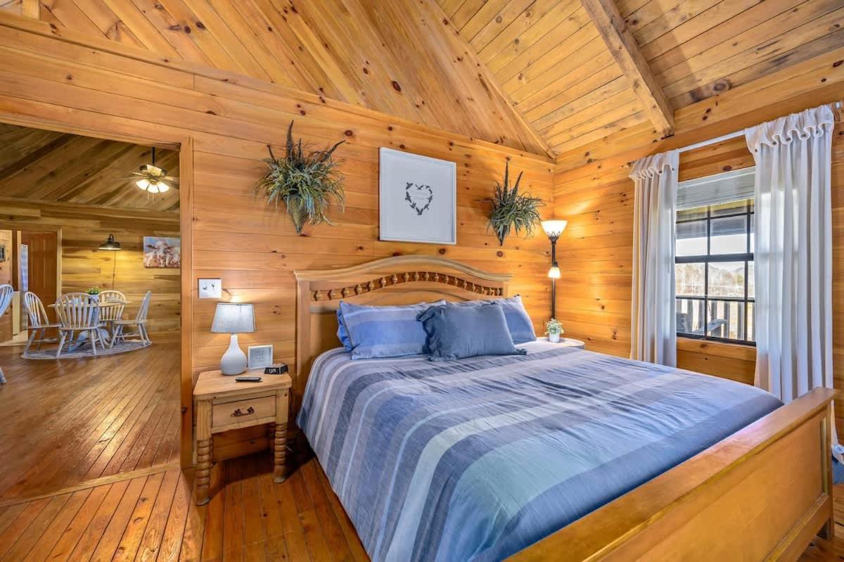 Beautiful View! Log Cabin,Fireplace,Hot Tub,Arcade,Pool,Fishing Sevierville Exterior photo