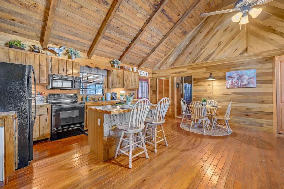Beautiful View! Log Cabin,Fireplace,Hot Tub,Arcade,Pool,Fishing Sevierville Exterior photo