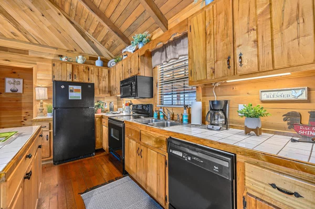 Beautiful View! Log Cabin,Fireplace,Hot Tub,Arcade,Pool,Fishing Sevierville Exterior photo