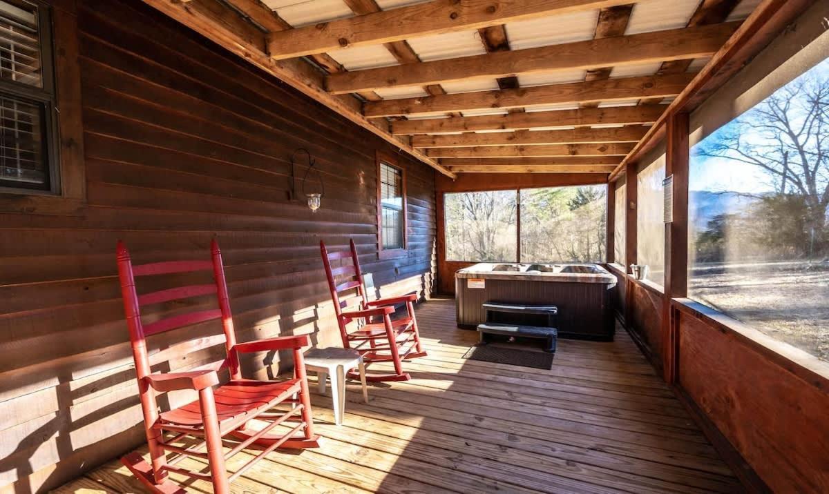 Beautiful View! Log Cabin,Fireplace,Hot Tub,Arcade,Pool,Fishing Sevierville Exterior photo