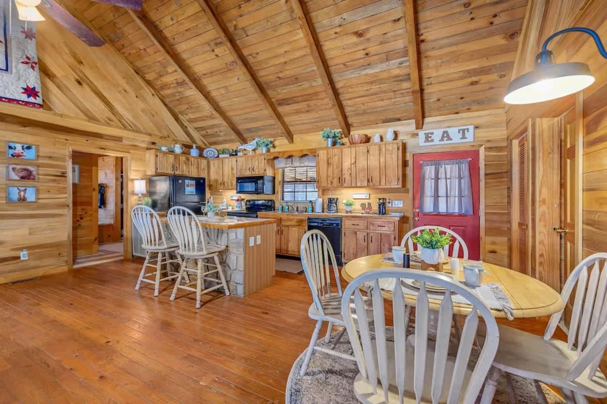 Beautiful View! Log Cabin,Fireplace,Hot Tub,Arcade,Pool,Fishing Sevierville Exterior photo