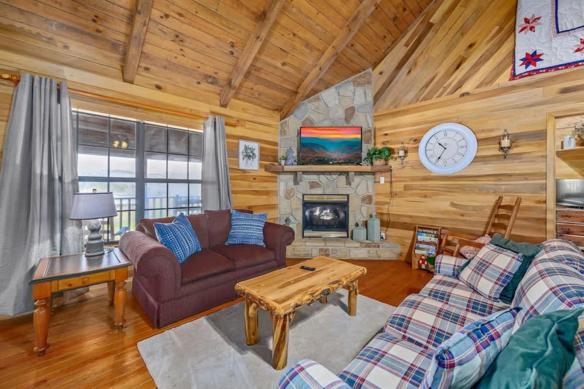 Beautiful View! Log Cabin,Fireplace,Hot Tub,Arcade,Pool,Fishing Sevierville Exterior photo